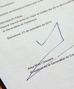 Detalle de la firma de Artur Mas.