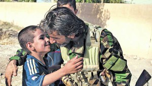 Liberación. Los soldados llegan a Amerli y los chicos son los primeros en ir a recibirlos después de 80 días de asedio de la milicia terrorista del ISIS./ AFP