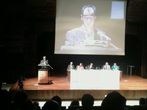 En la imagen, el químico Javier Mendoza defendiendo su ponencia sobre política municipal .
