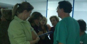 Ana Botella firmando con la Marea Blanca.