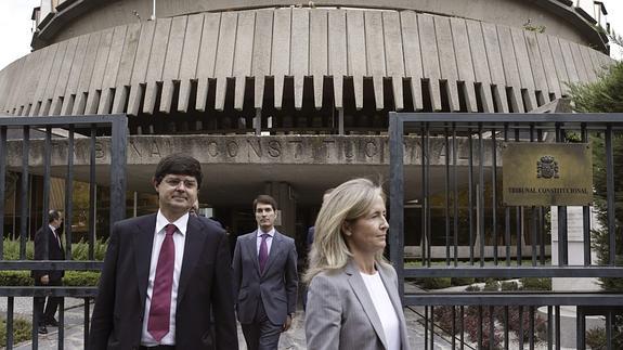 La abogada del Estado Marta Silva (d), a la salida del Tribunal Constitucional tras presentar los recursos de inconstitucionalidad.