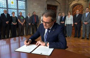 Artur Mas, en el momento de firmar el decreto.