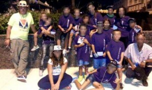  Eduardo Paz Alcalde (en pie, a la izquierda) junto a la comparsa infantil.