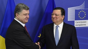 El presidente de Ucrania, Petró Poroshenko y el presidente de la Comisión Europea, José Manuel Durao Barroso