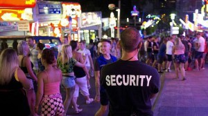 Un agente de seguridad privada en Magaluf. 