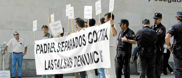 Padres separados contra las falsas denuncias