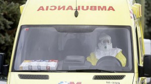 Momento del traslado al Carlos III del pasajero del vuelo de Air France sospechoso de estar infectado. 