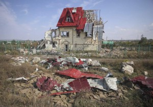 Una casa destrozada tras duros enfrentamientos entre las fuerzas ucranianas y los rebeldes prorrusos cerca de Slaviansk, en la zona de Donetsk.