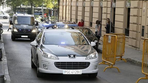 Dos vehículos de la Guardia Civil entran en la Audiencia Nacional.