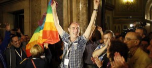 Miembros de colectivos homosexuales celebran la aprobación de la ley contra la homofobia en Cataluña.