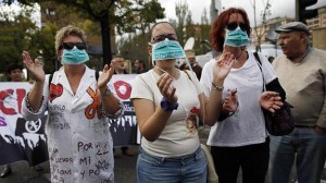 Trabajadores del Carlos III protestan por la gestión del ébola.