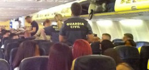 Ibiza: La Guardia Civil en el interior del avión donde 30 turistas borrachos sembraron el caos