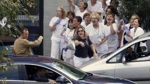 Trabajadores lanzan guantes a la comitiva de Rajoy.