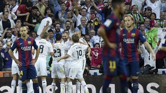 Los jugadores del Madrid celebran el tercer gol.