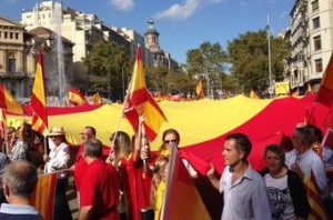 Una gran bandera de España recorre el Paseo de Gracia hasta la Plaza de Cataluña