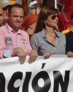 Victoria Alvarez, la ex de Pujol Ferrusola, acompañó hoy al líder de PxC, Robert Hernando, en la manifestación españolista de su artido por las calles de Barcelona