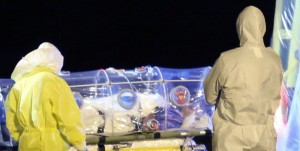 Trabajadores sanitarios trasladan al sacerdote Manuel García Viejo en la base aérea de Torrejón.