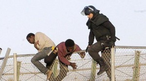 Un guardia civil intenta impedir un asalto. 