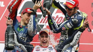 Lorenzo y Rossi celebran la victoria de Marc Márquez.