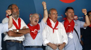 Villa, entre Alfonso Guerra (d) y Cándido Méndez (i).