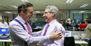 García Abadillo y Pedro J. se abrazan el día de la despedida de éste