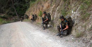 Grupo de soldados armados en un camino del Parque de Collserola (Barcelona)