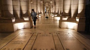 Tumbas en la cripta de la catedral de La Almudena, que funciona a su vez como parroquia de Santa María La Real.