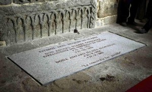 Arriba, tumba de Adolfo Suárez, fallecido en marzo, en la catedral de Ávila. Abajo, entierro del duque de Alba Luis Martínez de Irujo en la Inmaculada Concepción de Loeches (Madrid), en 1972.