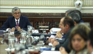 El fiscal general del Estado, Eduardo Torres-Dulce (i), al inicio de la reunión de la Junta de Fiscales de Sala, que se ha celebrado hoy en la sede de la Fiscalía General del Estado