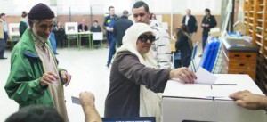 Una familia musulmana votaba, ayer, en un colegio de Barcelona