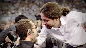 Pablo Iglesias saluda al crítico Pablo Echenique durante la asamblea de finales de octubre.