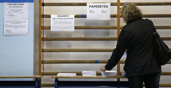 Un colegio público de Barcelona, preparado, este sábado, para acoger mañana la votación.