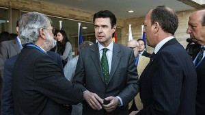 Soria, en el centro, entre Monago (izqda.) y Rodríguez Ibarra 