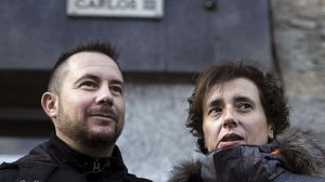 Teresa Romero, junto a su marido.