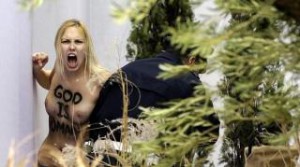 Una 'femen' muestra su pecho desnudo en el pesebre de la Plaza San Pedro.