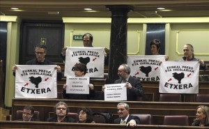Los diputados de Amaiur exhiben en el Congreso carteles de acercamiento de presos etarras.