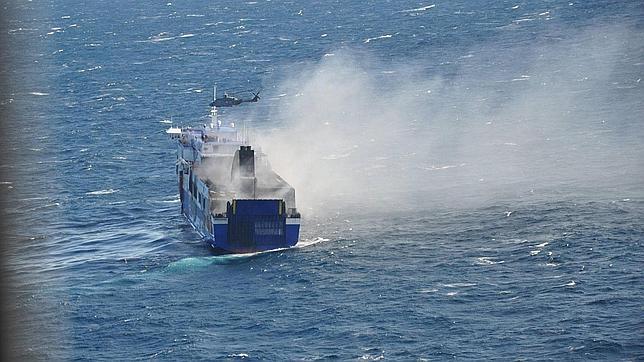 Imagen facilitada por la aviación militar italiana del buque incendiado en aguas del Adriático
