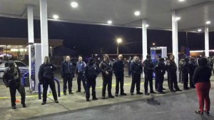 La Policía formando un cordón de seguridad en la gasolinera. 