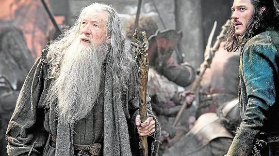 an McKellen y Luke Evans, en un fotograma de la nueva y última entrega de la saga ‘El Hobbit’.
