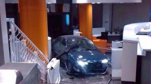El vehículo que se ha empotrado en la sede de Génova.