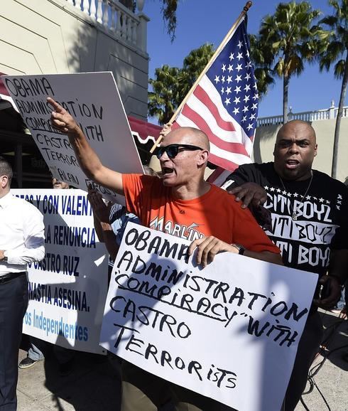 Protestas contra la decisión de Obama en el barrio de la Pequeña Habana de Miami.