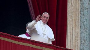El Papa saluda desde el balcón de la Logia central de la basílica de San Pedro durante su tradicional bendición 'Urbi et Orbi'. 