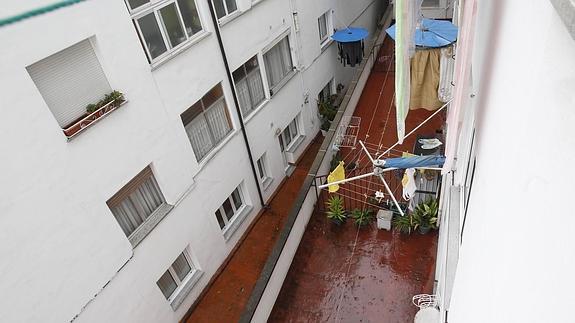 La vivienda, en un primer piso, da al patio superior, por donde entraron los agentes en la casa.