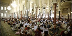 Un grupo de musulmanes rezando en la mezquita de la M-30 de Madrid