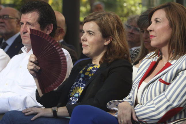 Soraya Sáenz de Santamaría (i) junto a Mercedes Alonso