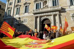 Banderas españolas frente al Palacio de la Generalidad