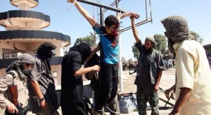Milicianos del Estado Islámico crucifican a un prisionero cristiano