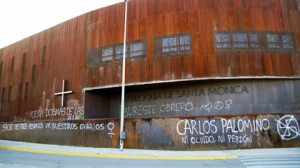 Las pintadas en las iglesias forman parte del paisaje local.