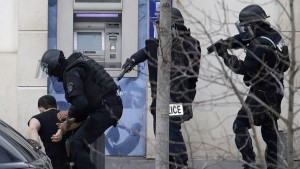 La Policía detiene al sospechoso. 