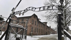 La inscripción "El trabajo os hará libres" se lee en la verja principal del campo de concentración alemán nazi Auschwitz.